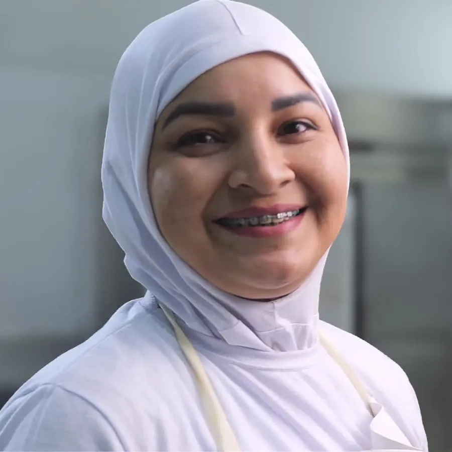 Colaboradora na fábrica da Presto Alimentos, em Palhoça (SC)