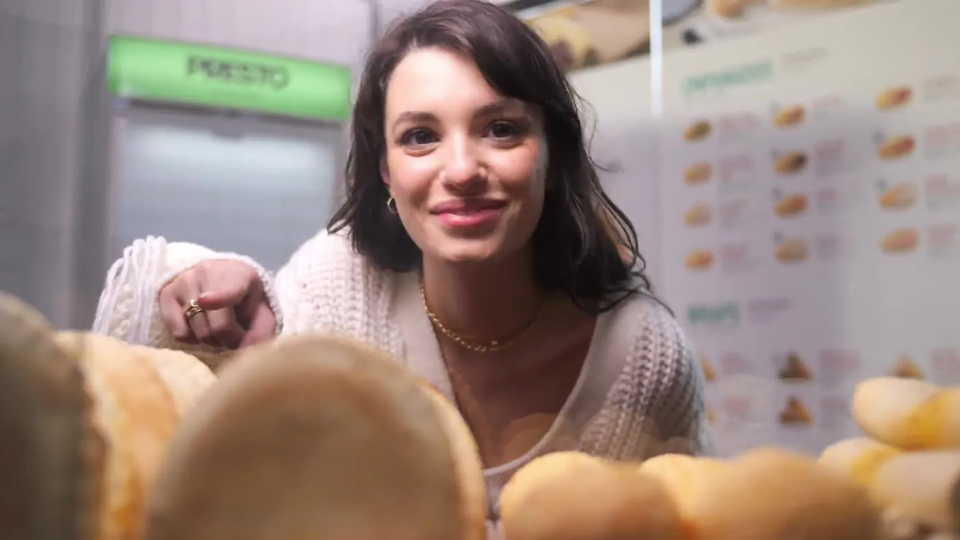 Cliente escolhendo produtos Presto na vitrine de um ponto de venda